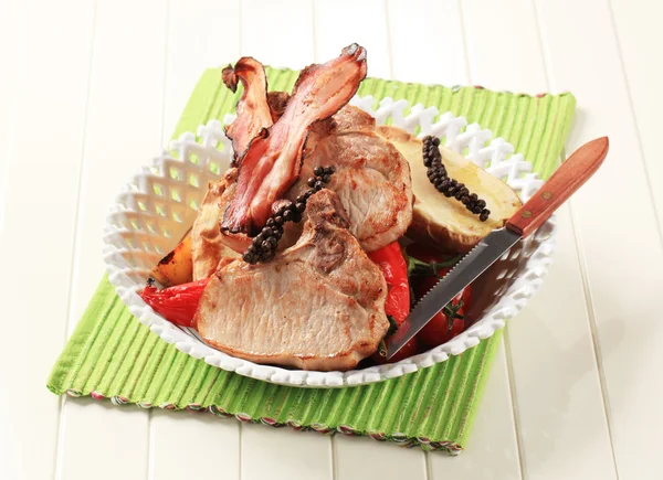 Costeletas de porco com batata e pimentas vermelhas — Fotografia de Stock