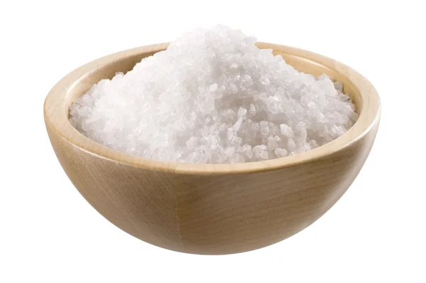 Морская соль в деревянной чаше — стоковое фото