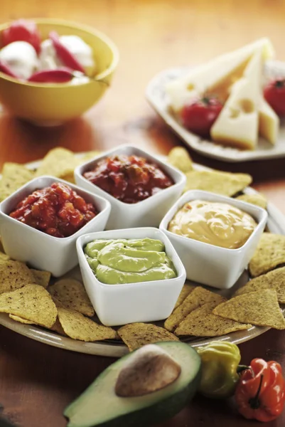 Nachos con varias salsas —  Fotos de Stock