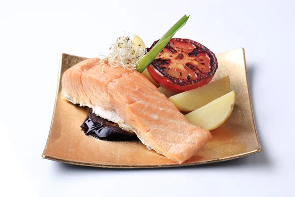 Filé de salmão e produtos hortícolas — Fotografia de Stock