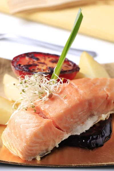 Filete de salmón y verduras —  Fotos de Stock