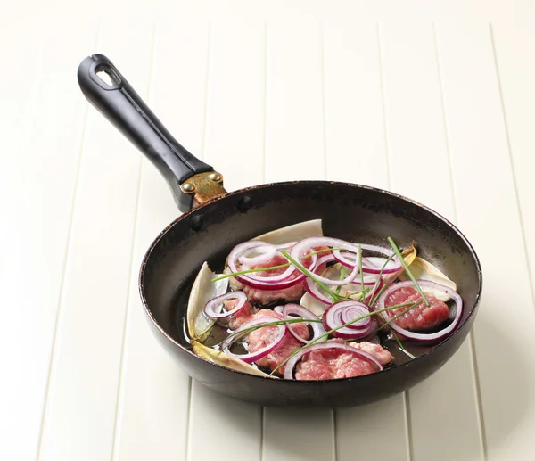 Pan smażenia cebuli i wieprzowina — Zdjęcie stockowe
