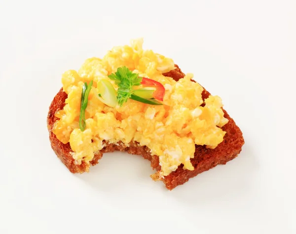 Scrambled eggs on fried bread — Stock Photo, Image