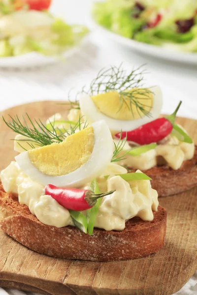 Roti panggang dan telur menyebar — Stok Foto
