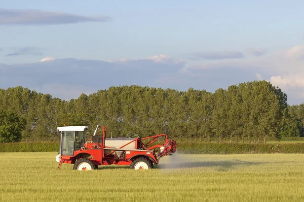 Spraying crops — Stock Photo, Image