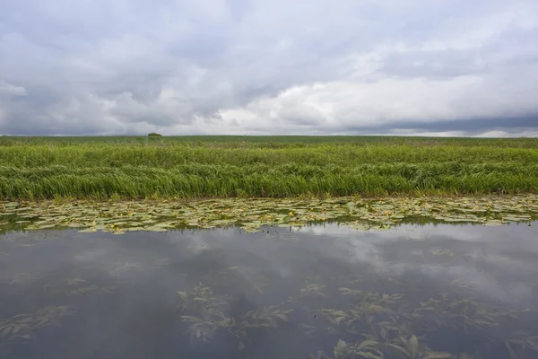 Stürmischer Himmel über einer Wasserlandschaft — Stockfoto