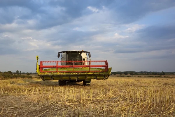 Harvester under cloudy skies — Stock Photo, Image