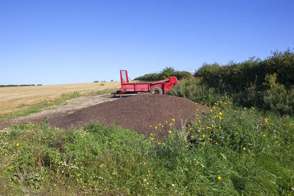 Красный разбрасыватель грязи — стоковое фото