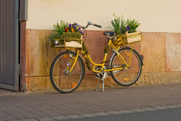 stock image Flowers on a yellow bicycle