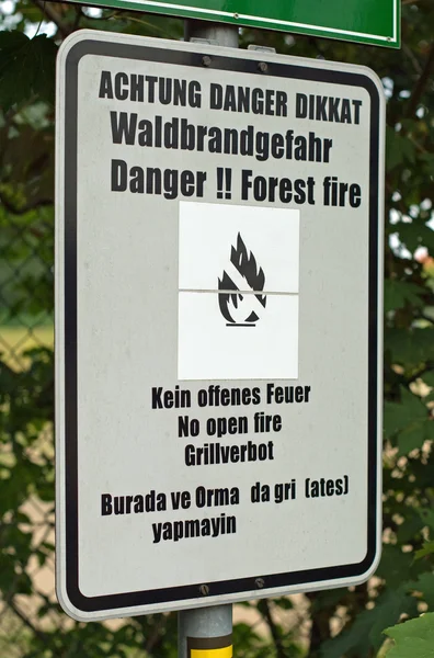 Опасность. Лесной пожар — стоковое фото