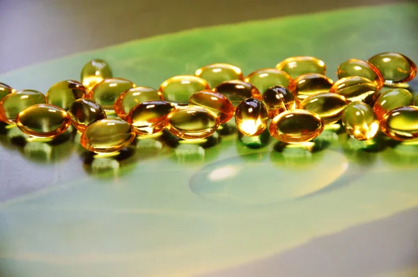 Pilules jaunes sur fond vert — Photo