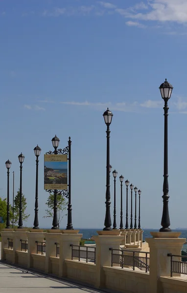 Kade met kolommen en een uitzicht op de zee — Stockfoto
