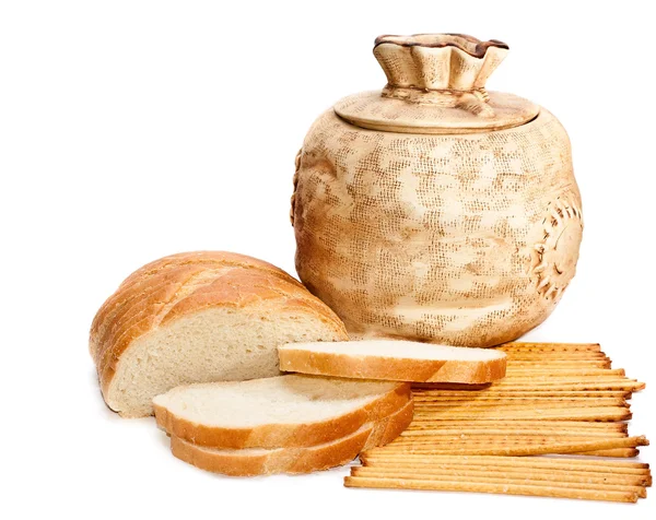 Jarro, pão e palhas de grão em um fundo branco — Fotografia de Stock