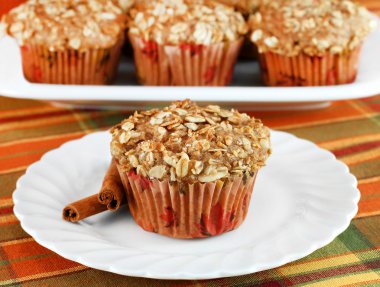 sağlıklı tarçın, elma ve granola muffins