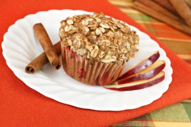 Granola ile tepesinde elma tarçın çörek