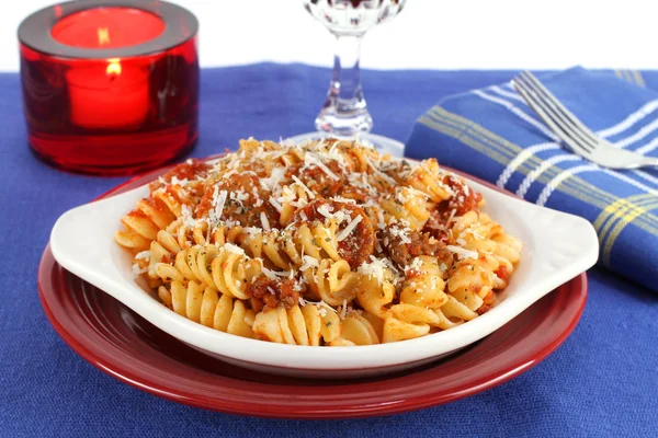 Rotelle pasta in een tomatensaus vlees — Stockfoto