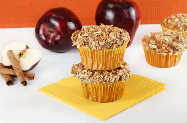 Apple kaneel muffins met haver muesli topping — Stockfoto