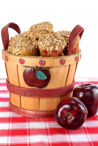 Seau en bois de muffins à la cannelle aux pommes — Photo
