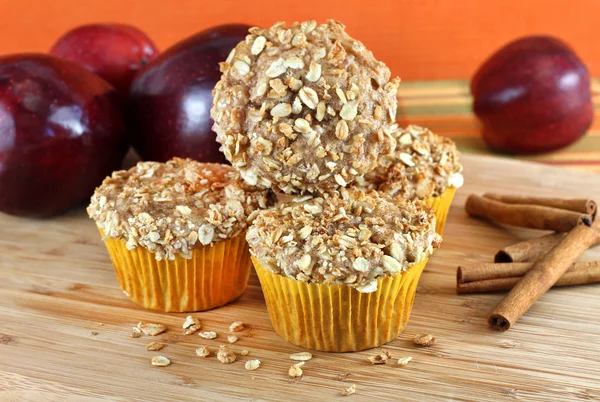 Muffins apilados de salvado de manzana y granola con enfoque selectivo en f —  Fotos de Stock