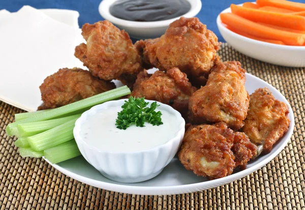 Alas de pollo fresco con verduras y salsa —  Fotos de Stock