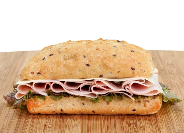 Prosciutto, Svizzero e Lattuga su un panino integrale — Foto Stock
