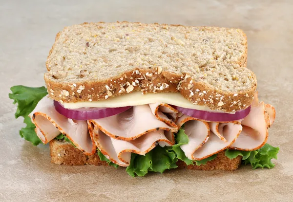 Egészséges, teljes kiőrlésű kenyér pulyka és sajt szendvics — Stock Fotó