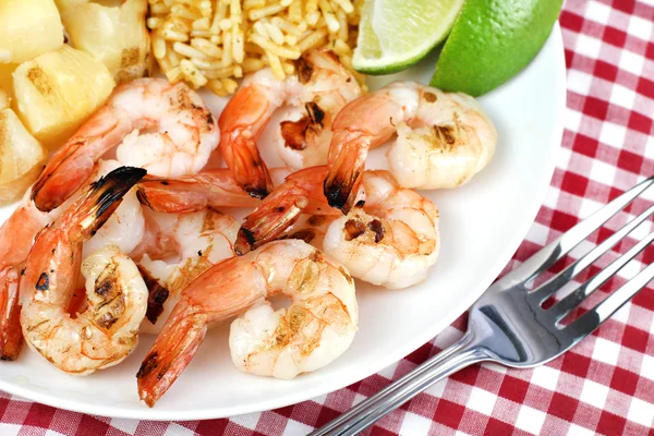 Barbecued Shrimp with pineapple, rice and lime. Selective focus — Stock Photo, Image