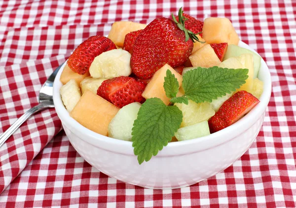健康的な新鮮なフルーツ サラダ — ストック写真