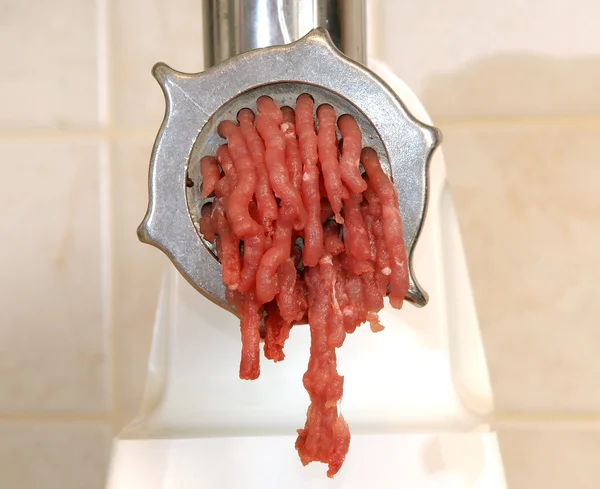 Maszynka do mięsa w akcji. surowej wołowiny — Zdjęcie stockowe