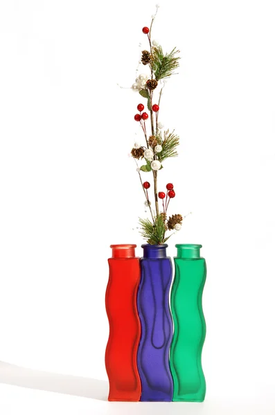 Weihnachtsdeko in farbiger Glasvase auf weißem Hintergrund — Stockfoto
