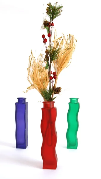 Рождественское украшение в цветной стеклянной вазе на белом фоне — стоковое фото