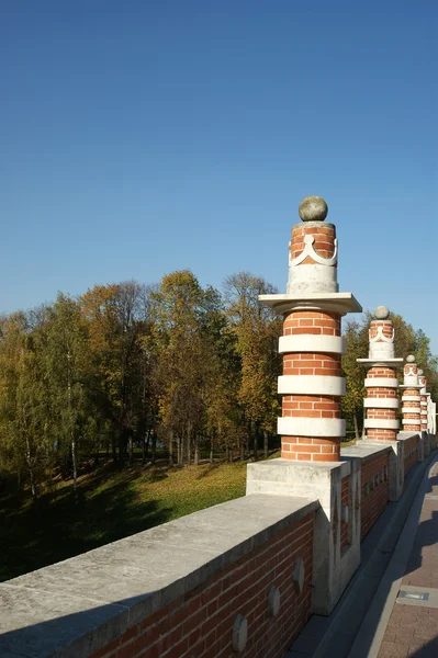 Царицынский музей и заповедник в Москве. Реконструкция моста — стоковое фото