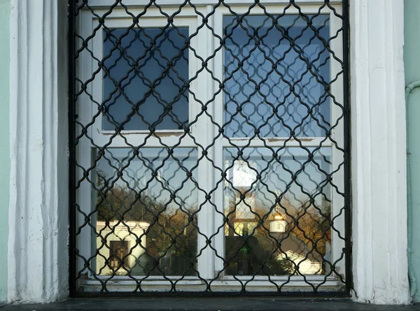 Царицынский музей и заповедник в Москве. Отражение в окне — стоковое фото
