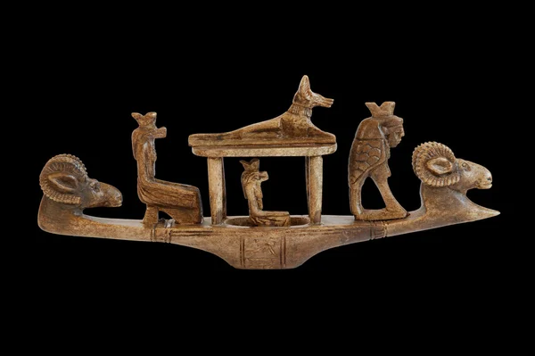 Escultura de los dioses egipcios en el barco — Foto de Stock