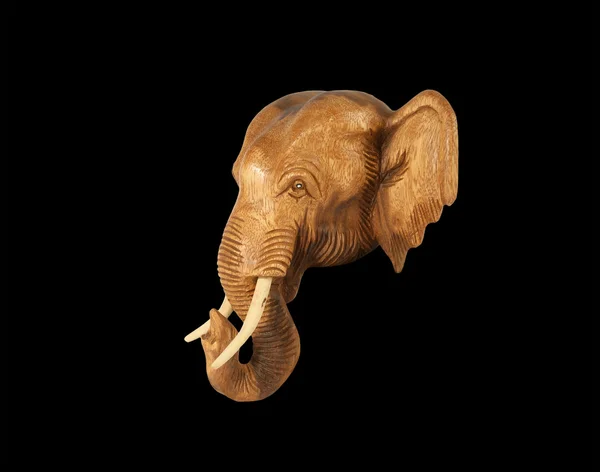 Escultura (madera) imagen cabeza de elefante. Aislado en negro puro —  Fotos de Stock