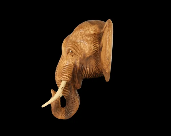 Escultura (madeira) imagem cabeça de elefante. Isolado em preto puro — Fotografia de Stock