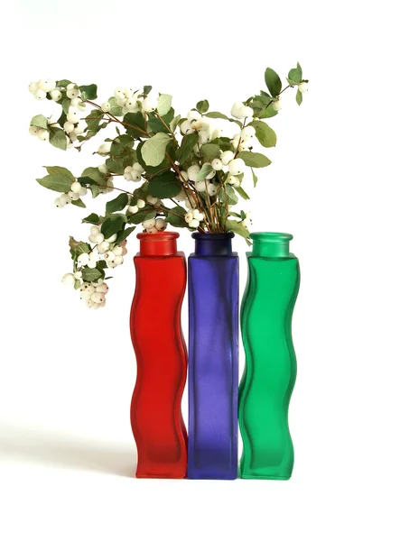 Podzimní kytici do vázy s barevným sklem na bílém pozadí — Stock fotografie