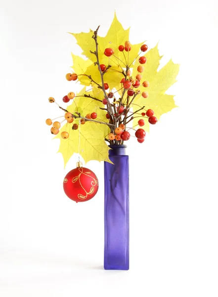 Φθινόπωρο - παραμονή της Πρωτοχρονιάς. Μπουκέτο με φύλλα φθινόπωρο και Χριστουγέννων κοσμή — Φωτογραφία Αρχείου