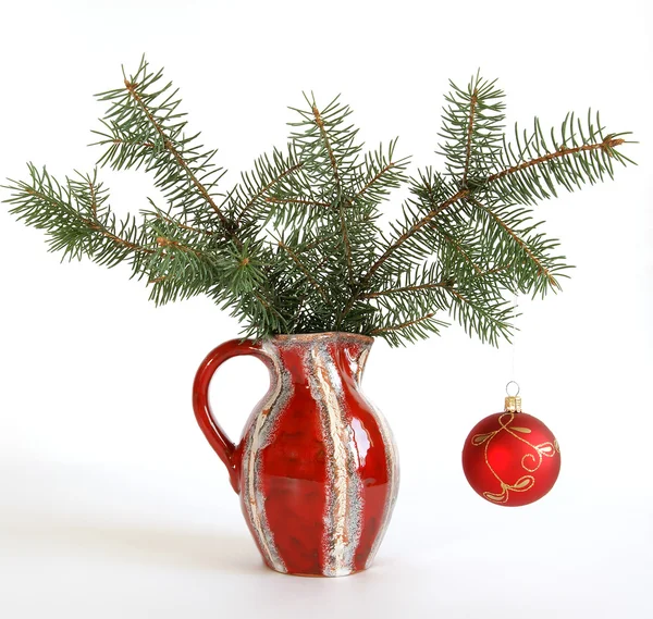 Beyaz arka plan üzerinde renkli cam vazoda Noel dekorasyon — Stok fotoğraf