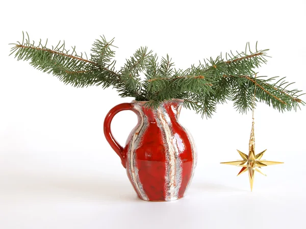 Decoração de Natal em vaso de vidro colorido no fundo branco — Fotografia de Stock