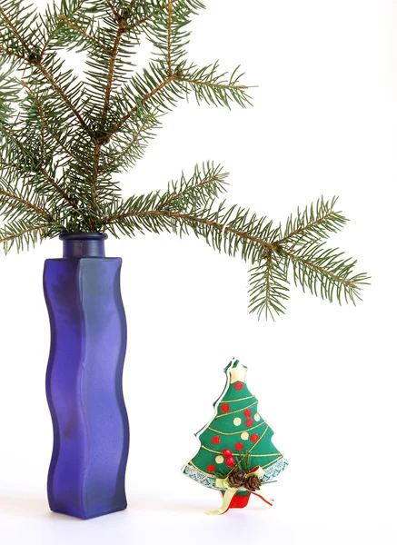 Різдвяна прикраса в кольоровій скляній вазі на білому тлі — стокове фото