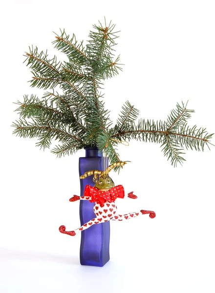 Χριστούγεννα διακόσμηση σε χρωματιστό γυάλινο βάζο σε άσπρο φόντο — Φωτογραφία Αρχείου