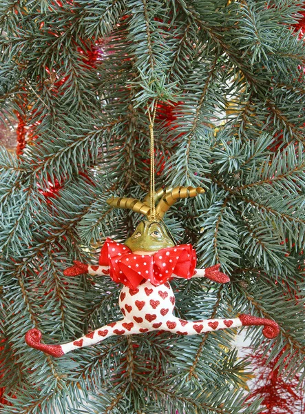 Красочные рождественские украшения или игрушки для елки — стоковое фото