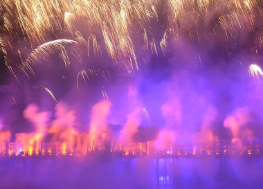 Adası sentosa Singapur, lazer show çeşmeler dans etmekten