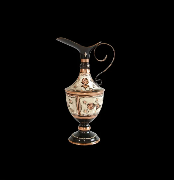 Cántaro de cobre árabe tradicional, aislado en negro —  Fotos de Stock