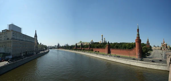 Oroszország, moszkvai, a Moszkva-folyó és a Kreml (panoráma) — Stock Fotó
