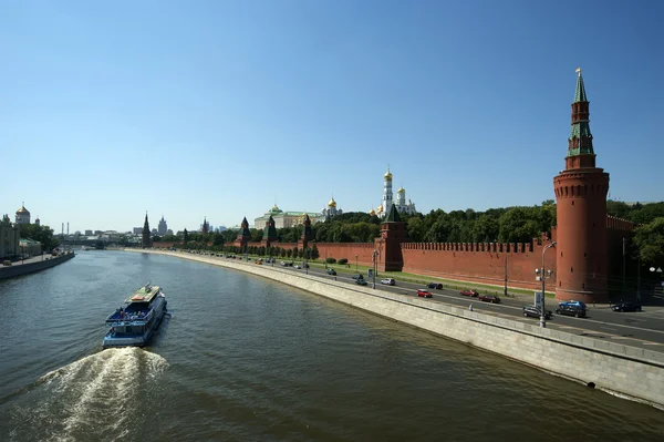 Росія, Москва, вид Москви-ріки та Кремля — стокове фото