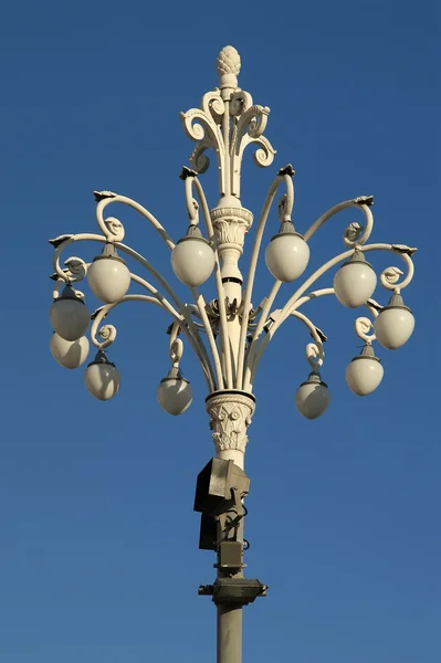 Dekoracyjne lampy uliczne w centrum Moskwy, Rosja — Zdjęcie stockowe