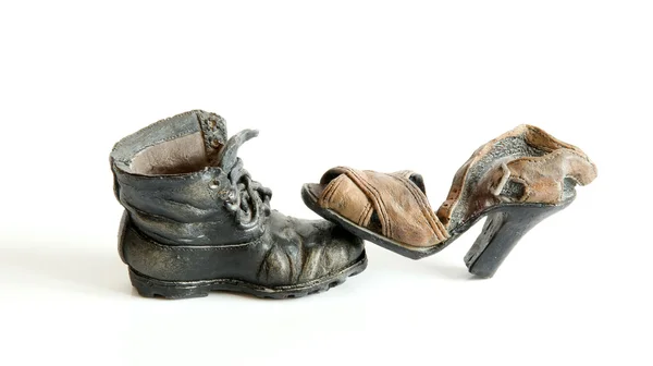 Gamla keramiska skor isolerad på vit bakgrund — Stockfoto