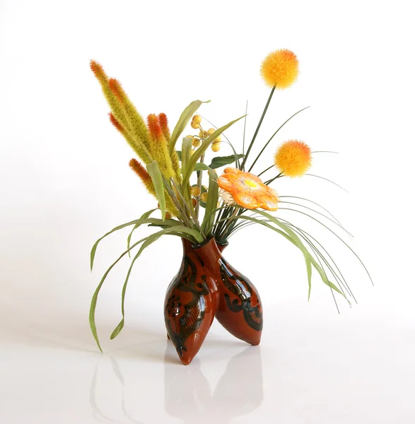 Koristeellinen keraaminen maljakko kukkakimppu tekokukat — kuvapankkivalokuva